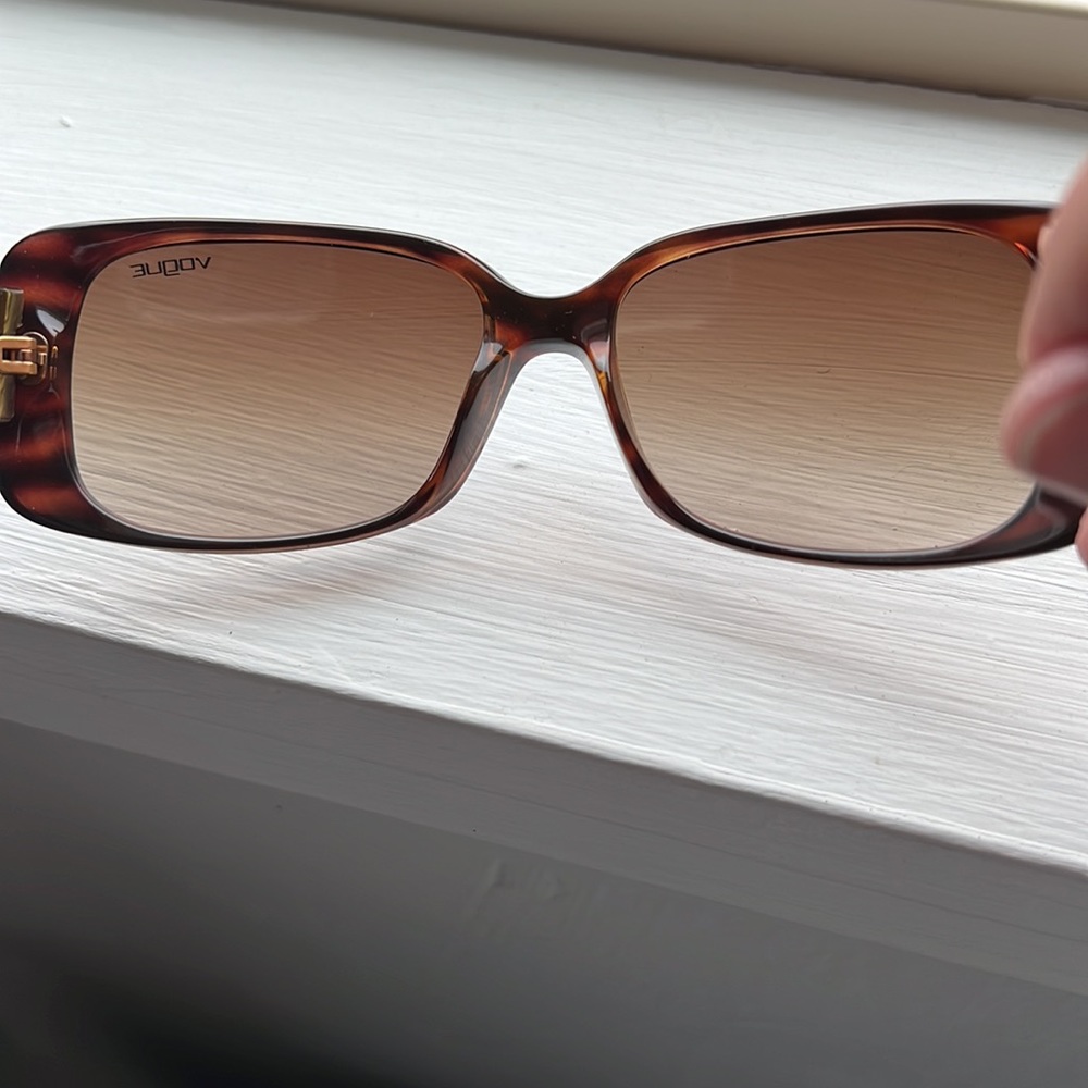 Vogue sunglasses and case no scratches - Picture 5 of 7